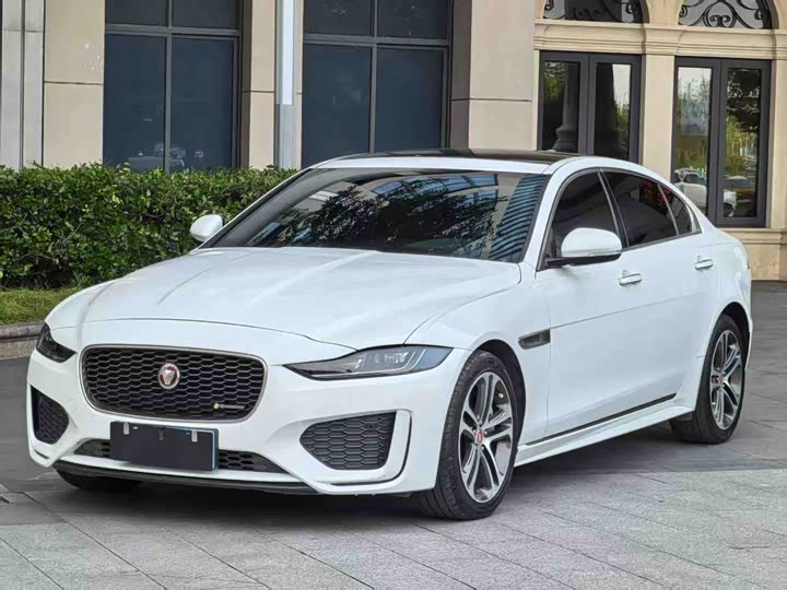 Фото 1 - Jaguar XE L