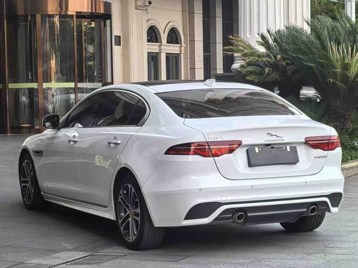 Фото 10 - Jaguar XE L