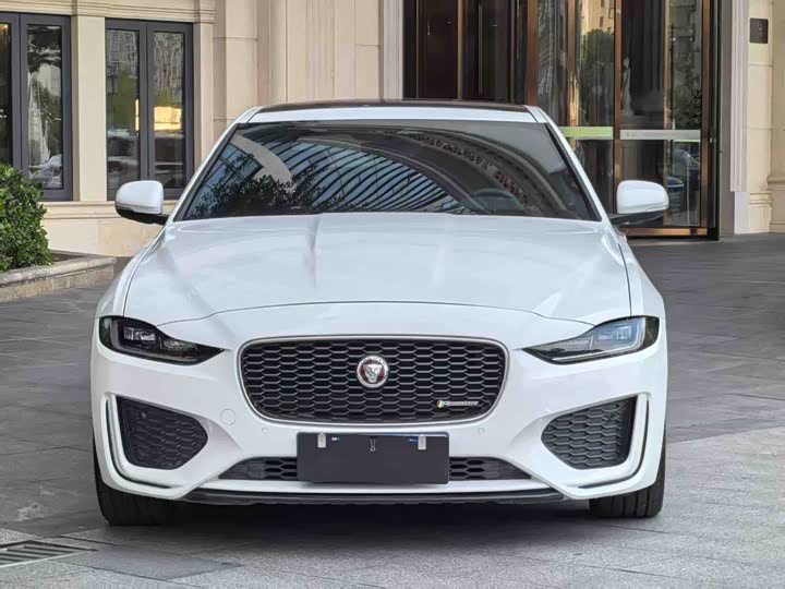 Фото 2 - Jaguar XE L