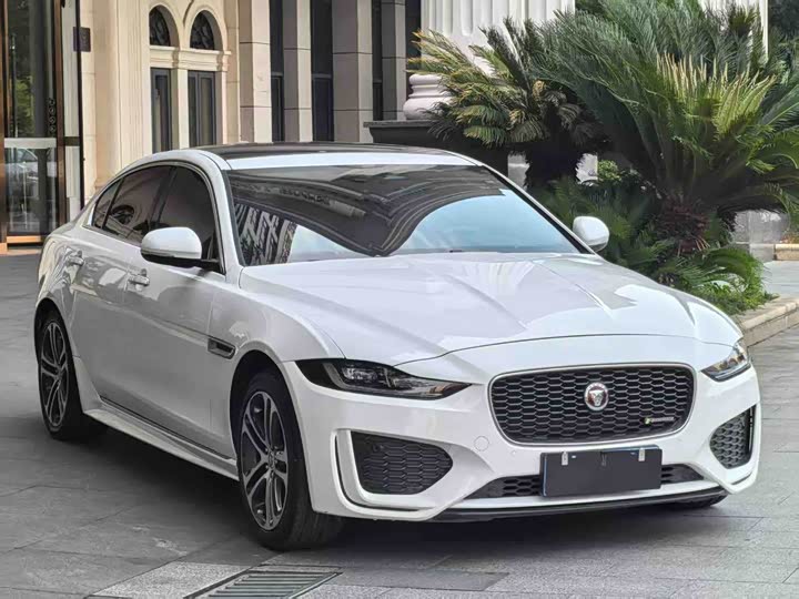 Фото 3 - Jaguar XE L
