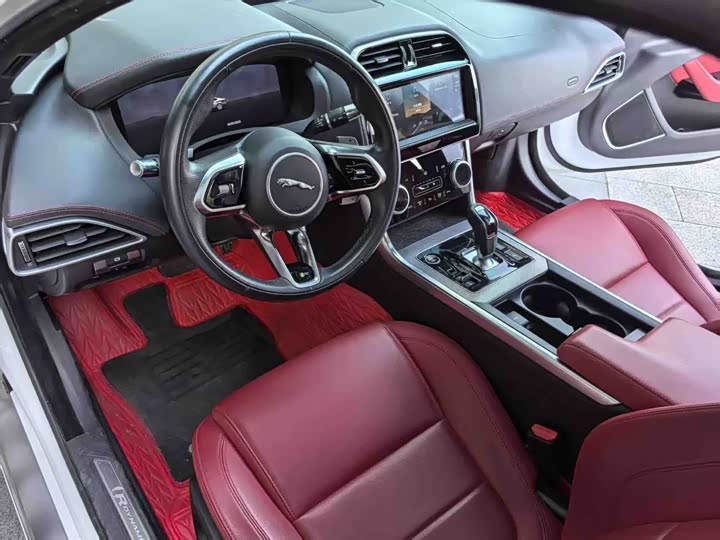 Фото 4 - Jaguar XE L