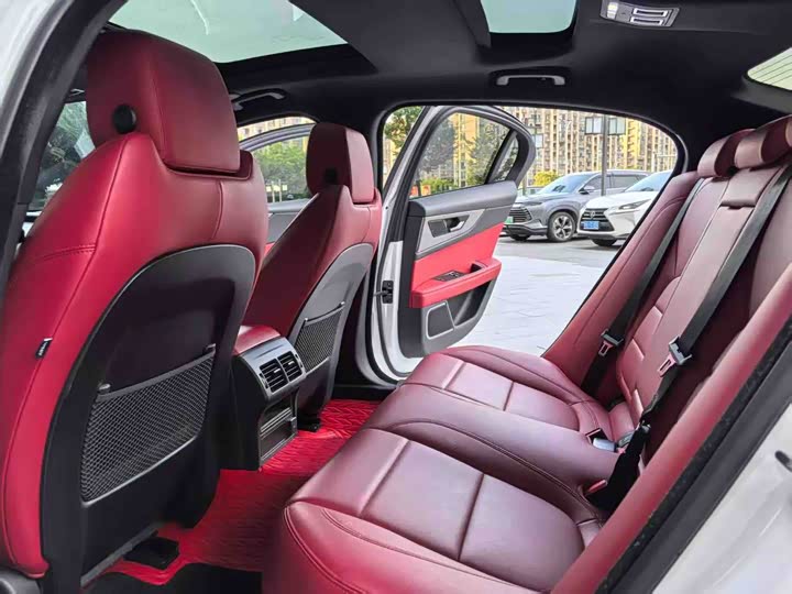 Фото 6 - Jaguar XE L