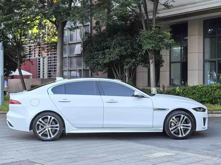 Фото 7 - Jaguar XE L