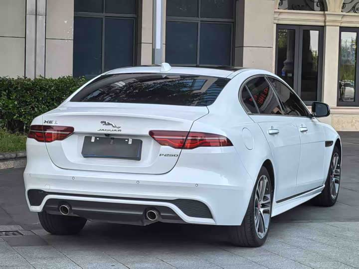 Фото 8 - Jaguar XE L