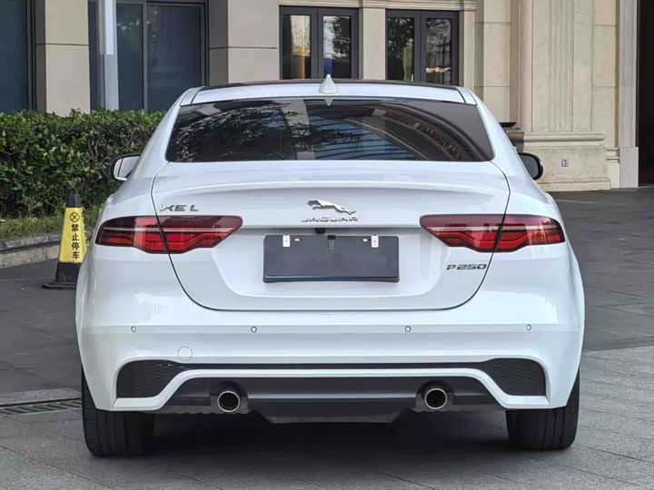 Фото 9 - Jaguar XE L