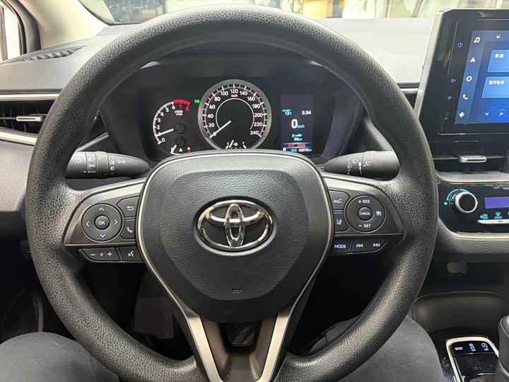 Фото 10 - Toyota Corolla