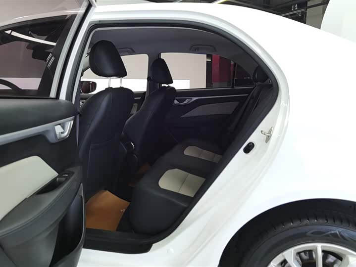 Фото 11 - Geely Vision