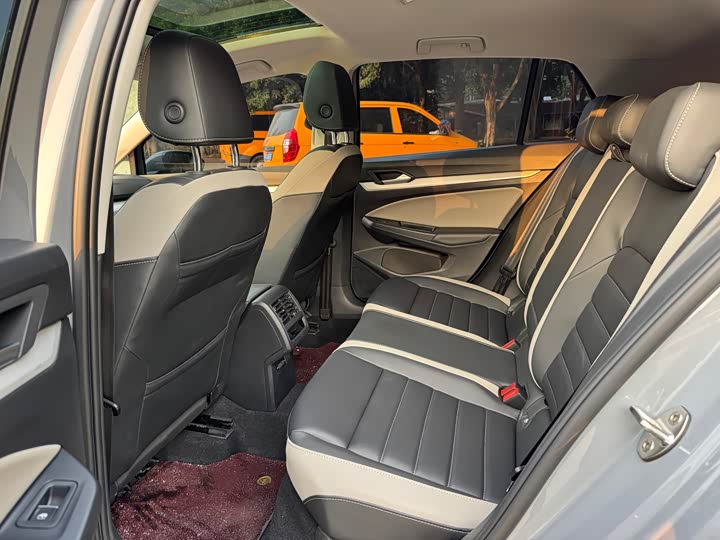 Фото 24 - Volkswagen Golf