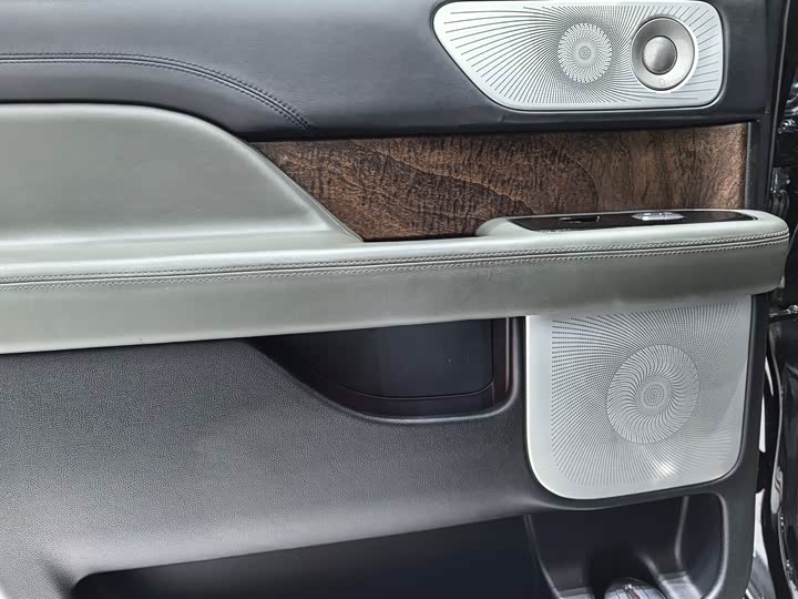 Фото 16 - Lincoln Navigator