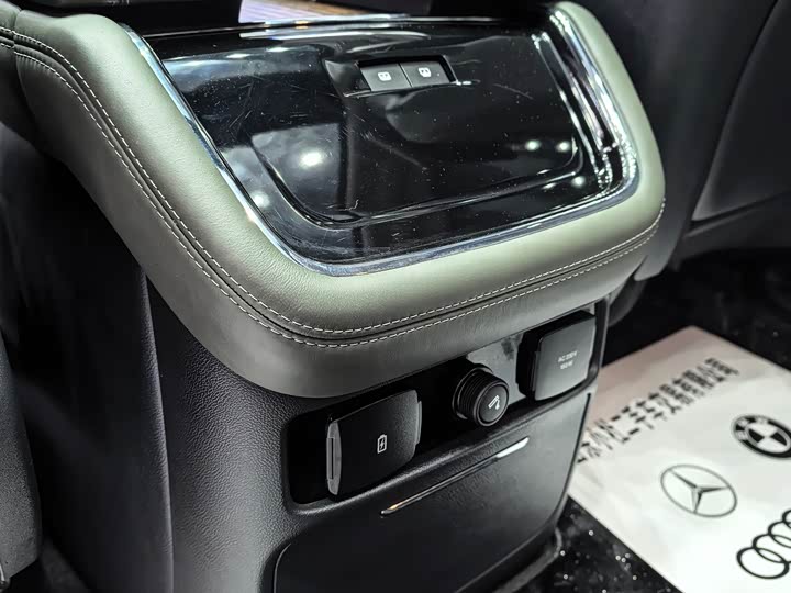 Фото 20 - Lincoln Navigator