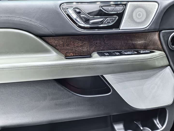 Фото 4 - Lincoln Navigator