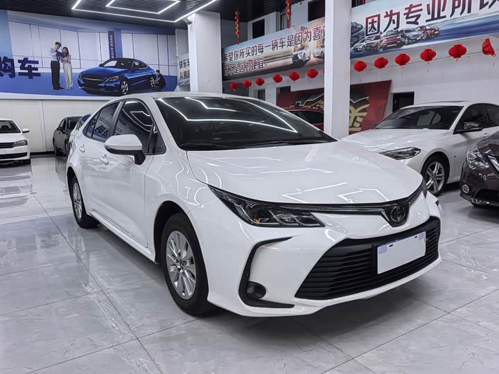 Фото 2 - Toyota Corolla