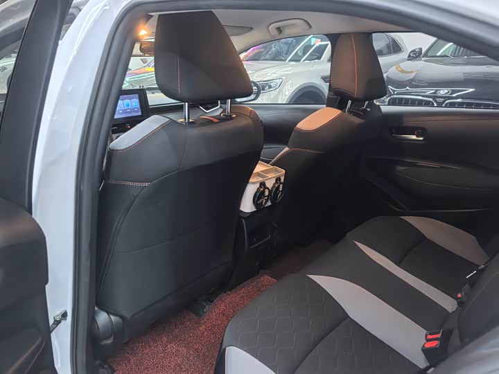 Фото 8 - Toyota Corolla