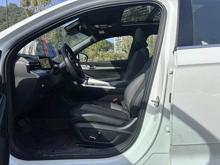 Photo 12 - Geely Preface