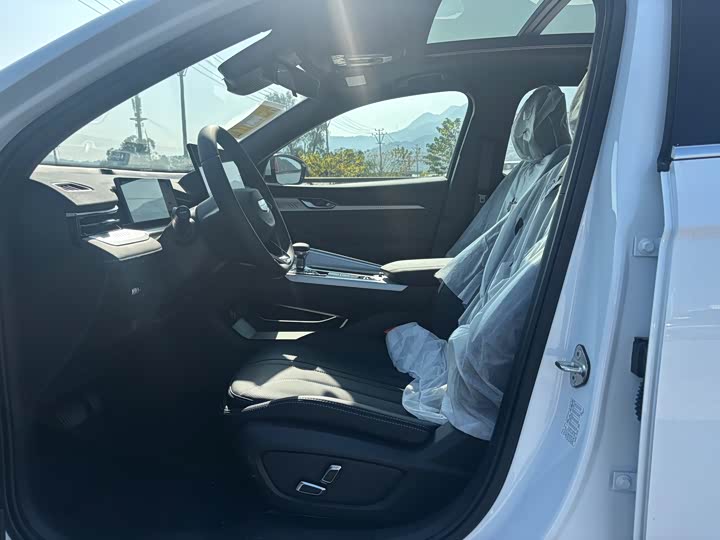 Photo 4 - Geely Preface