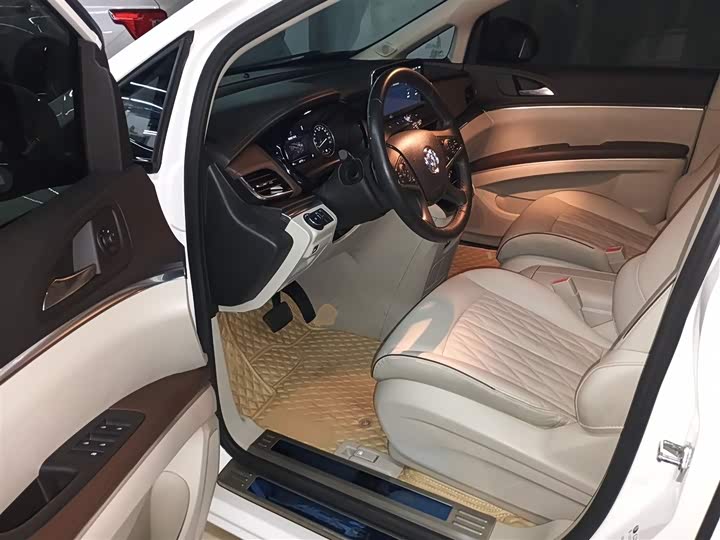 Фото 16 - Buick GL8 ES