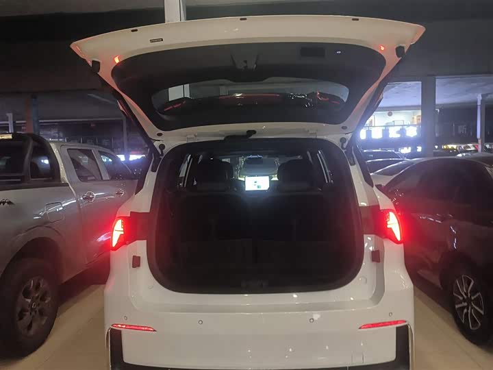 Фото 19 - Geely Okavango L