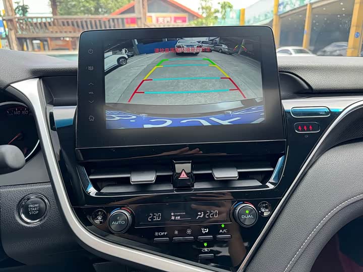 Фото 10 - Toyota Camry