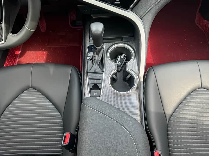 Фото 11 - Toyota Camry