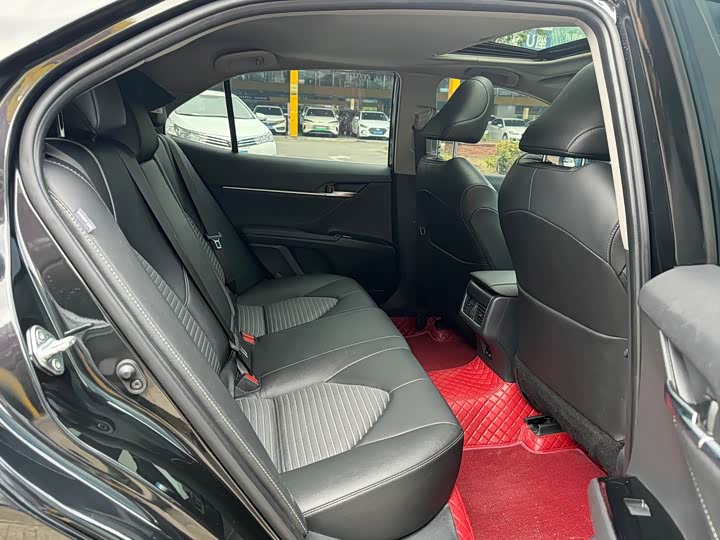 Фото 6 - Toyota Camry