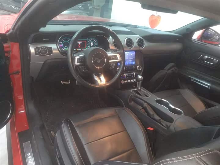 Фото 10 - Ford Mustang