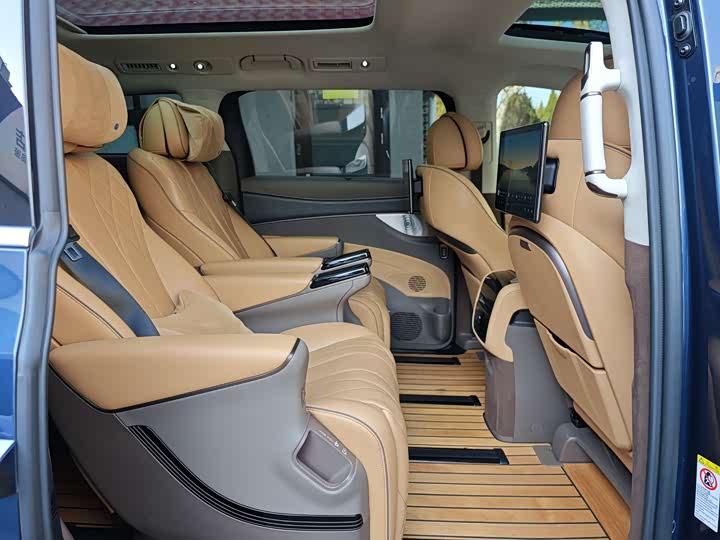 Фото 12 - Denza D9