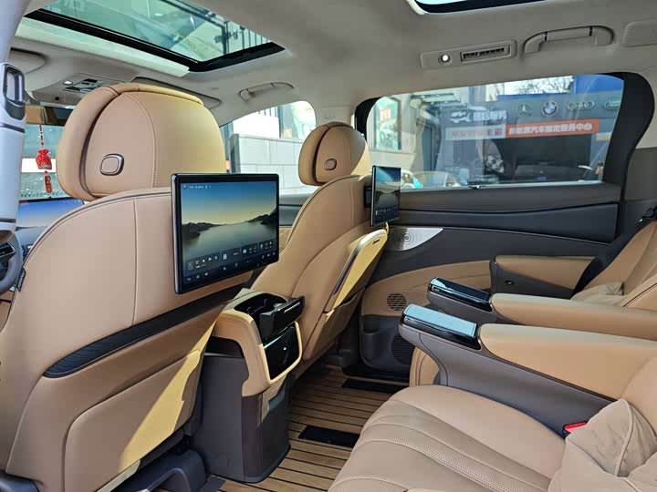 Фото 22 - Denza D9