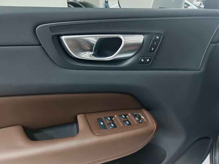 Фото 4 - Volvo XC60
