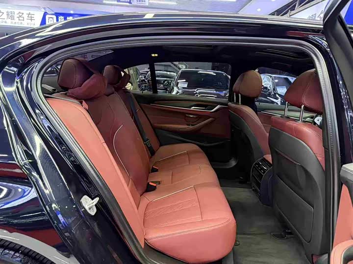 Фото 18 - BMW 5 Series