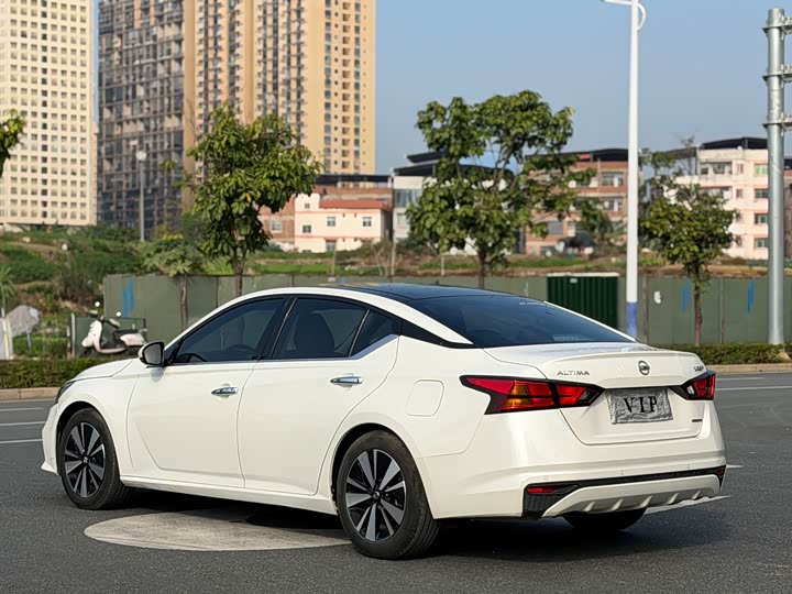 Фото 10 - Nissan Teana