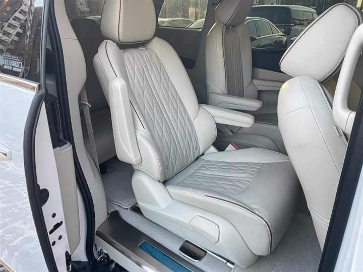 Фото 10 - Buick GL8 ES