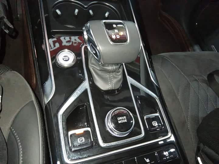 Фото 14 - Hongqi HS5