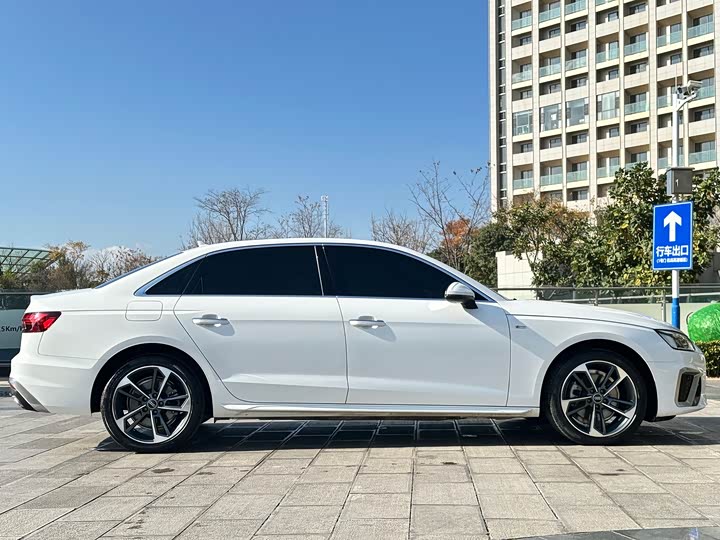 Фото 8 - Audi A4L