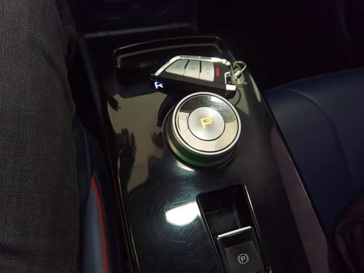 Фото 14 - Geely Geometry E Firefly