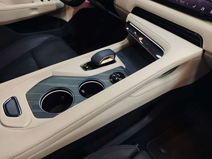 Фото 11 - Zeekr 001