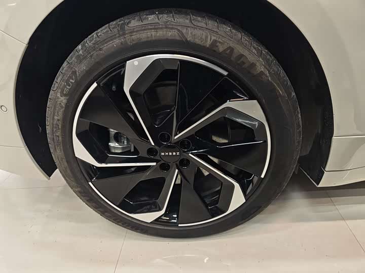 Фото 16 - Zeekr 001