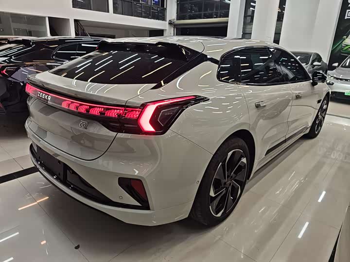 Фото 17 - Zeekr 001