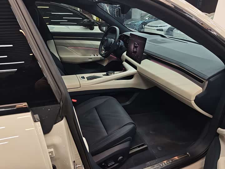 Фото 8 - Zeekr 001