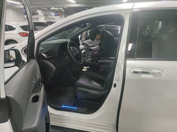 Фото 6 - Toyota Sienna