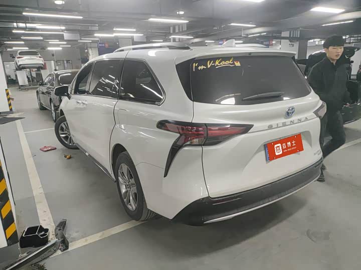 Фото 7 - Toyota Sienna