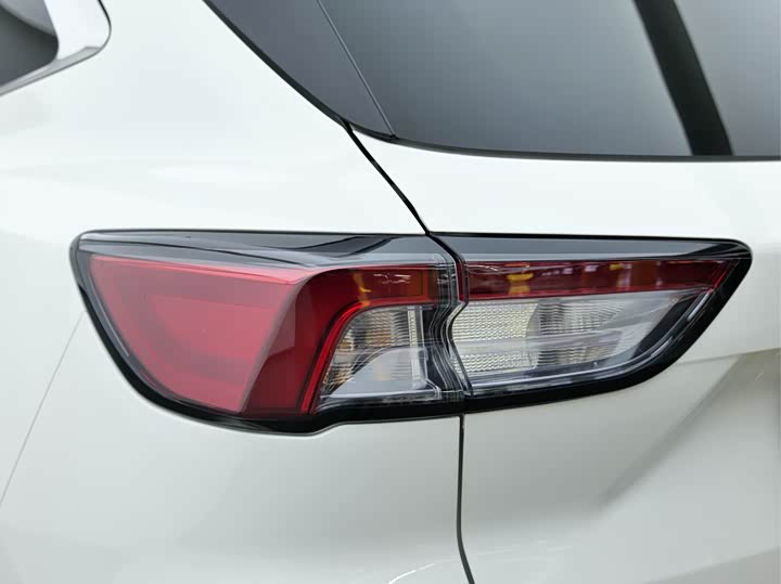 Фото 19 - Ford Escape