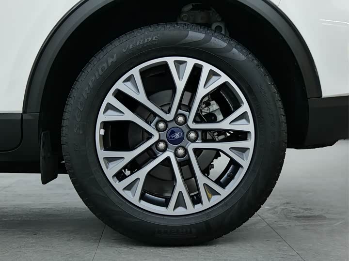 Фото 20 - Ford Escape