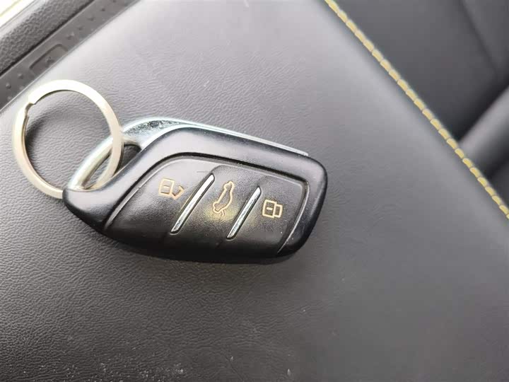 Фото 9 - Roewe RX5 Hybrid