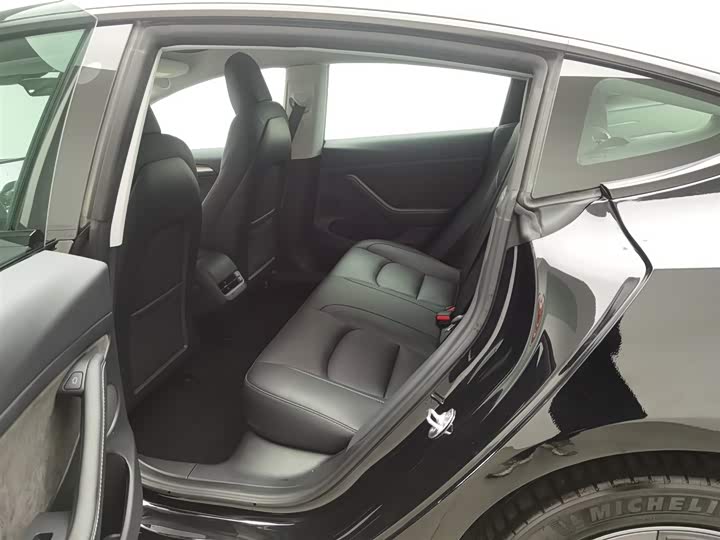 Фото 15 - Tesla Model 3