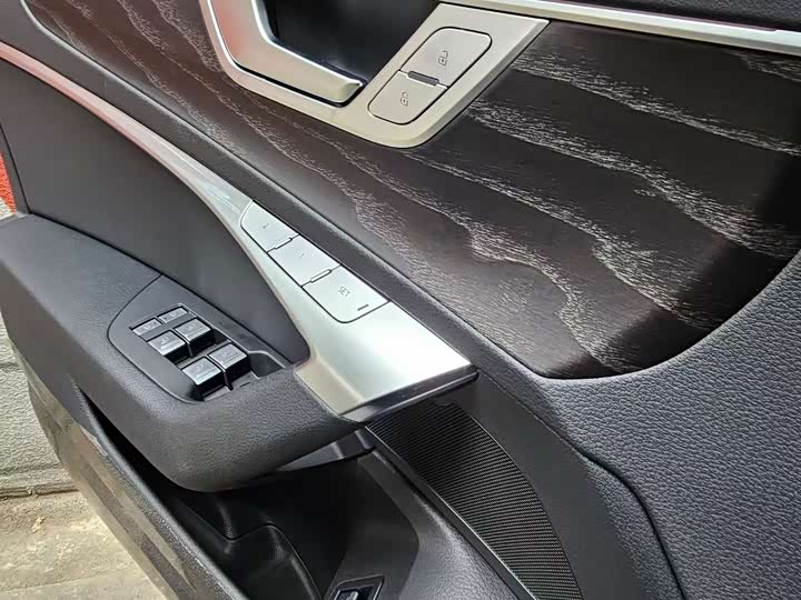 Фото 6 - Audi A6L