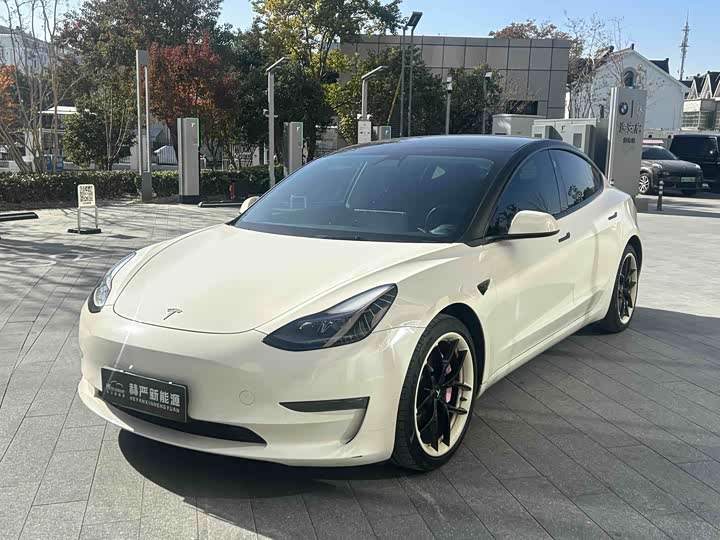 Фото 1 - Tesla Model 3