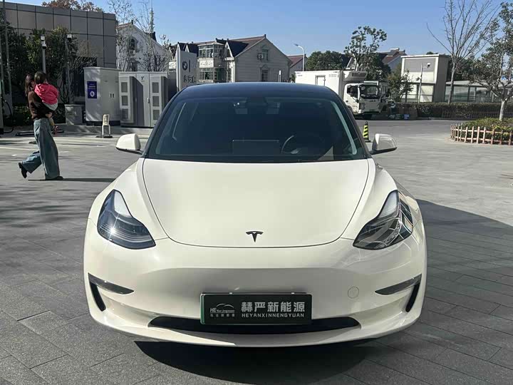Фото 3 - Tesla Model 3