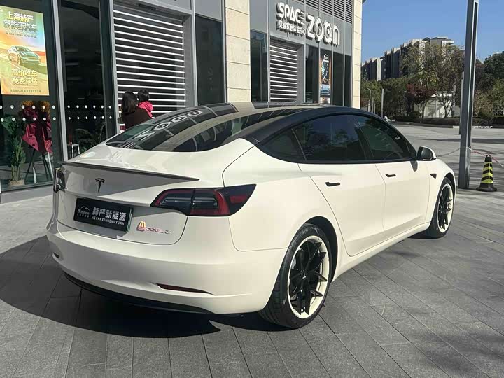 Фото 9 - Tesla Model 3