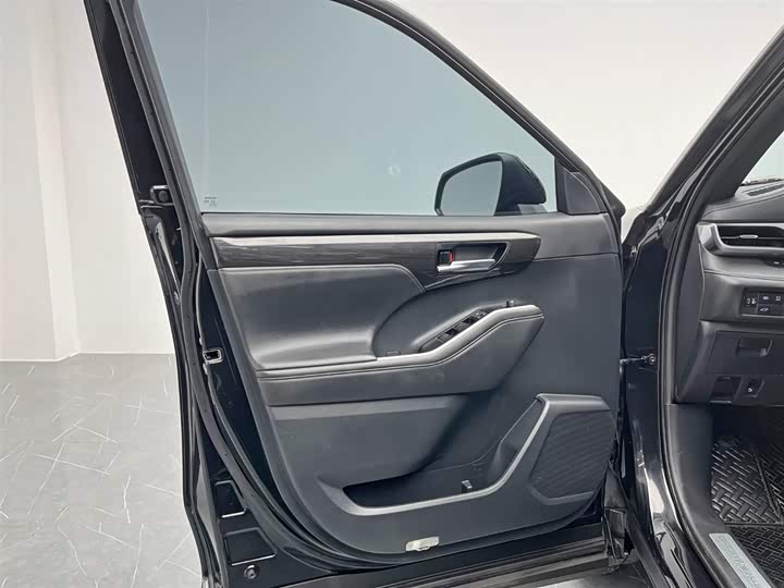 Фото 14 - Toyota Crown Kluger