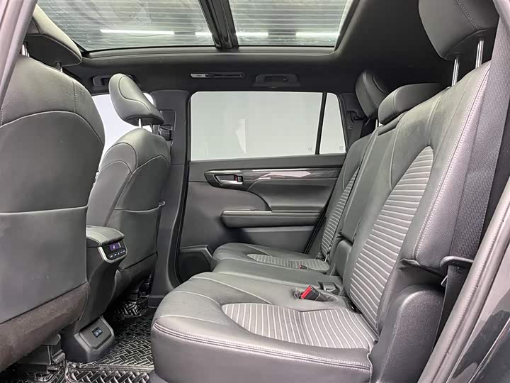 Фото 17 - Toyota Crown Kluger